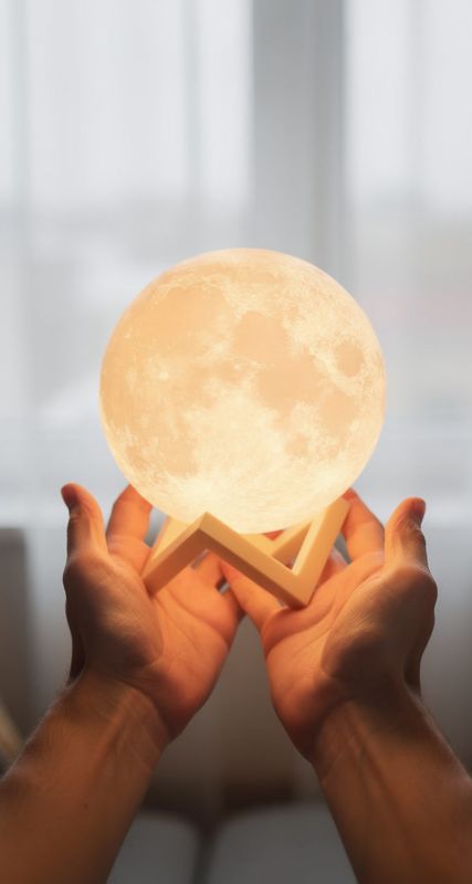 Lámpara de Luna 3D impresa, 15 cm, luz cálida: fotograma de nuestro vídeo